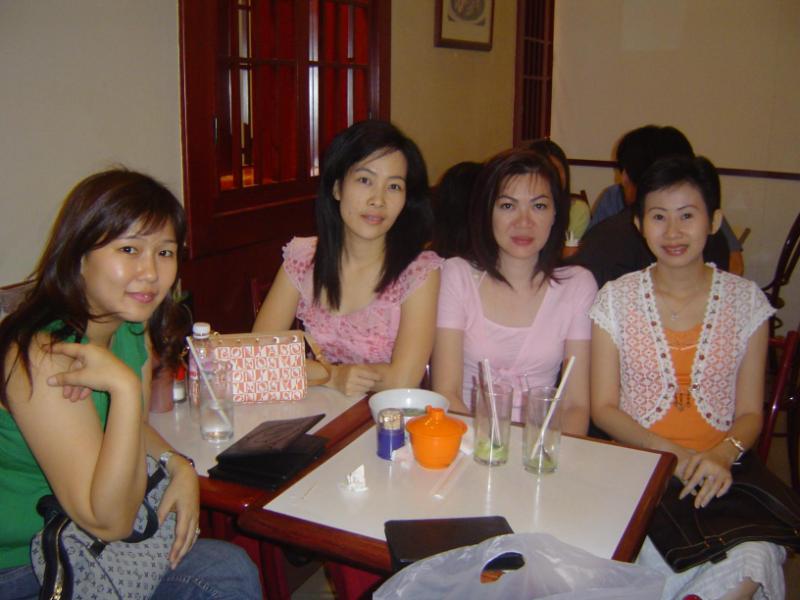 4 Sekawan
L-R: Sin Fung, Hong Wie, Thing Thing, Heng You Ling/Erlina Ongko Widjaja (Ex 3A)
Keywords: 4 sekawan