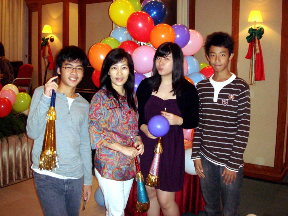 Hong Wie dan anak-anak  
GBI ROCK - 31 Dec 2008
