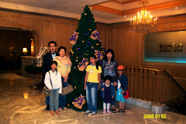 Foto Keluarga Indra
Ini foto keluarga Indra, saya sendiri tidak di gambar tsb (krn harus pegang kamera utk ambil gambarnya)
Dari L-R: Adik laki saya, Mami, bini (paling kanan)
Barisan depan: Anak2 saya ada 4 (empat) puteri.
Keywords: Foto Keluarga Indra