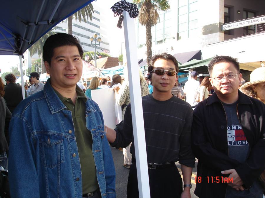 Kita (Indra, Irawan, KeCi) di tengah2 pasar farmer di Santa Monica.  18/11/2006
PeiWen yang mengambil foto ini
Keywords: Farmer Market, Santa Monica