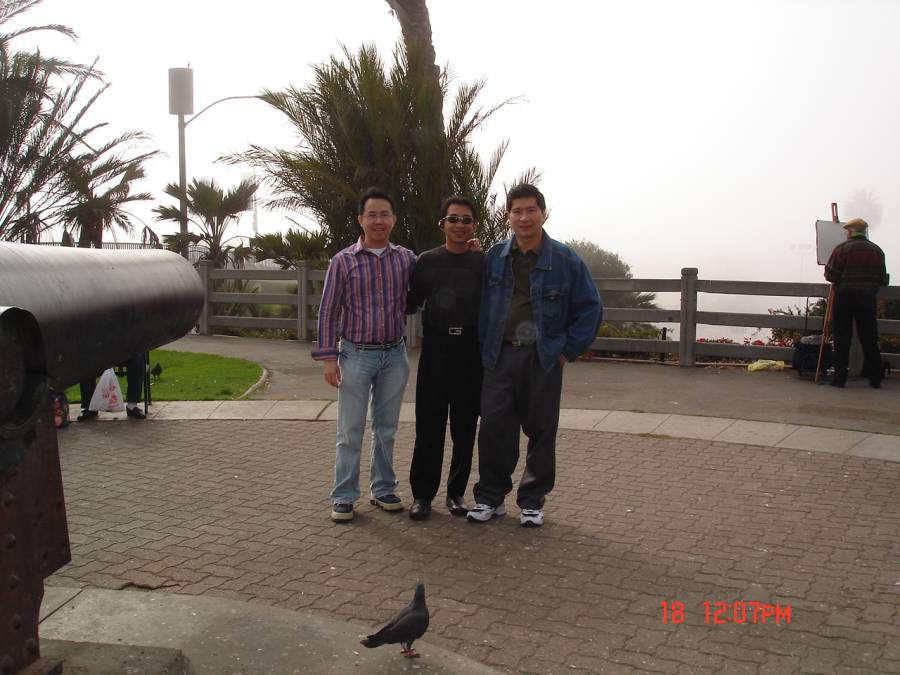 Foto bersama Rudy/PeiWen, Michael/Irawan/Akiun dan Indra di depan Santa Monica, LA - 18/11/2006
Di samping kiri itu adalah meriam mirip meriam si jagur yang ada di depan Museum Fatahillah Jakarta.
Keywords: Santa Monica Beach