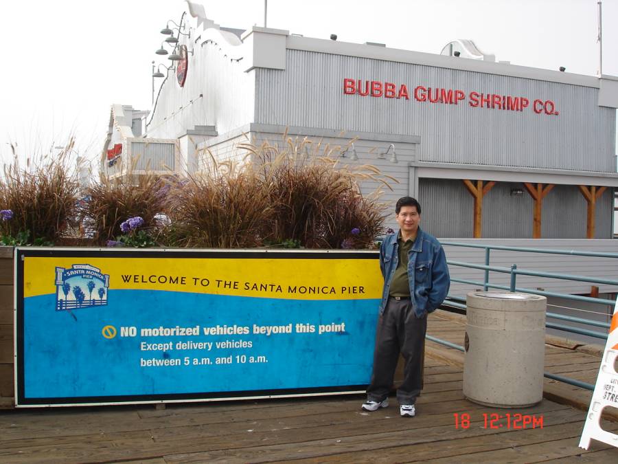 Di depan sign membelakangi Bubba Gump Shrimp Co (ada di film Forrest Gump), Santa Monica - 18 Nov 2006
Bubba Gump ini merupakan cita2 dari teman Forrest Gump (Tom Hanks) yang dalam cerita film Forrest Gump. Di mana ybs Bubba bercita-cita mempunyai usaha Shrimp dan membuka restaurant ini.
Keywords: Bubba Gump