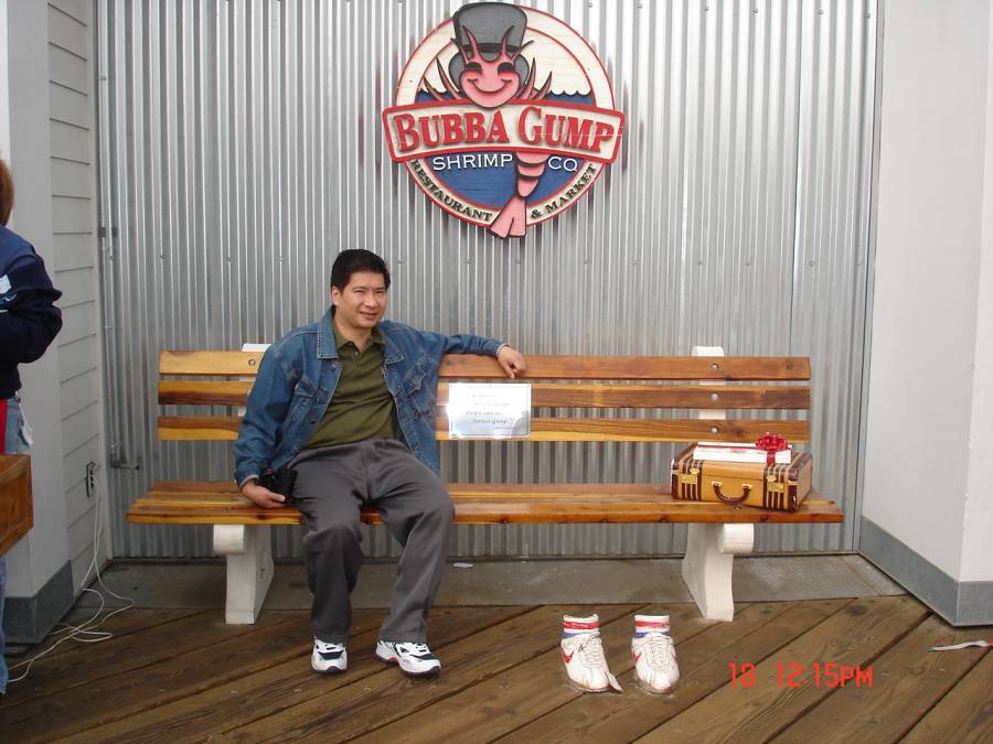 Duduk di kursi di depan Resto. Bubba Gump (ingat film Forrest Gump ?), Santa Monica - 18 Nov 2006
Duduk di kursi di depan Resto. Bubba Gump (ingat film Forrest Gump ?), Santa Monica - 18 Nov 2006.  Ingat Forrest Gump berkata "Life is like a box of chocolate, you'd never know what you'd get").
Keywords: Bubba Gump