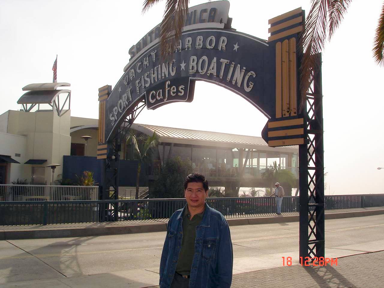 Di depan sign menuju Santa Monica Beach, LA - 18 Nov 2006
Keywords: Santa Monica