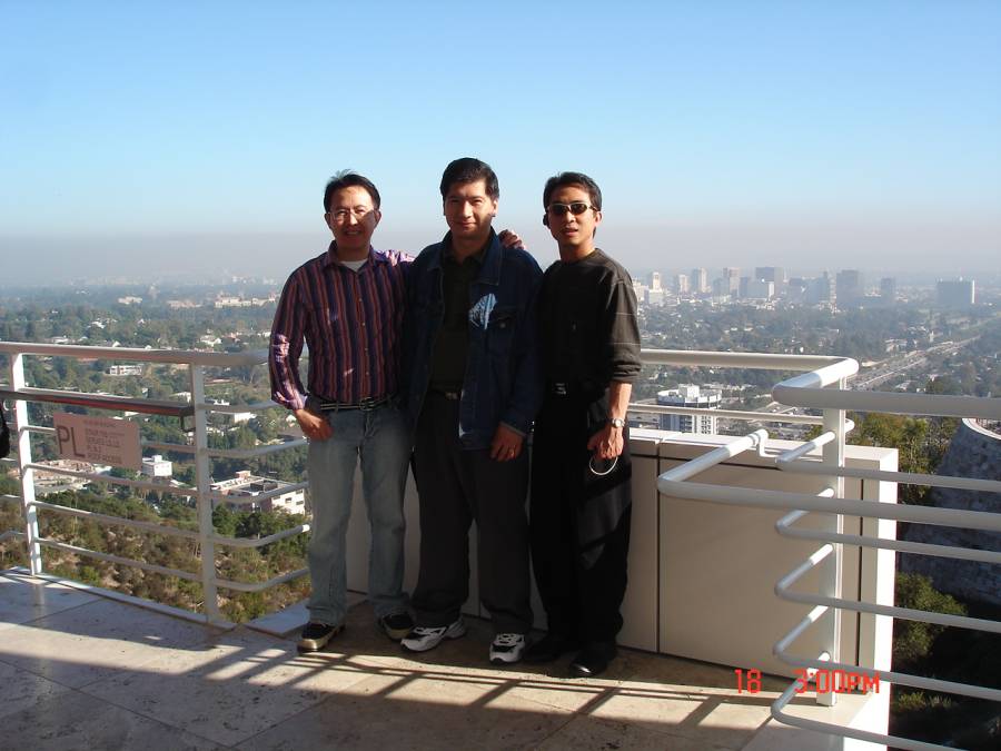 Foto bersama PeiWen, Indra, Irawan membelakangi kota LA - 18/11/2006
Foto di salah satu view di Getty Museum membelakangi LA city
Keywords: LA City