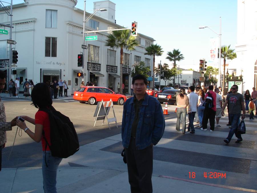 Di persimpang jalan Rodeo Street, Beverly Hills yang terkenal itu.  18/11/2006
Di Rodeo Street ini berderet toko-toko Brand names seperti Gucci, Versace, Cartier dsb. Di sini pula para aktor/aktris terkenal dan para rich people sering berbelanja.
Keywords: Rodeo Street