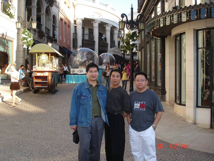 Indra, Irawan dan Keci berfoto di depan Versace shop (gedung putih) di Beverly Hills, LA. 18/11/2006
Indra, Irawan dan Keci berfoto di depan Versace shop (gedung putih) di Beverly Hills, LA.  - 18/11/2006.
PeiWen yang mengambil foto kita.
Keywords: Beverly Hills, Versace