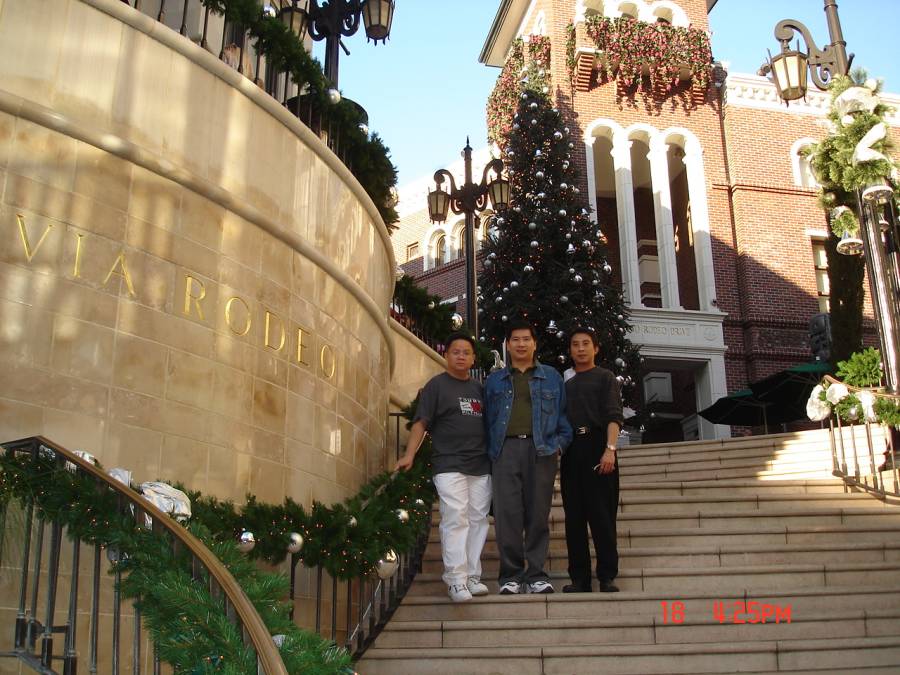 Foto bersama Keci, Indra & Irawan/Michael di Beverly Hills, LA.  18/11/2006
Keywords: Beverly Hills