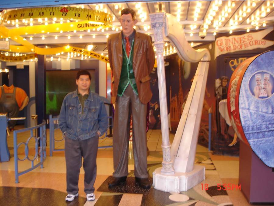 Foto di depan Guiness World of Record Museum di Hollywood.  18/11/2006
Patung di samping itu adalah orang yang tertinggi di dunia.
Keywords: Guiness World of Record