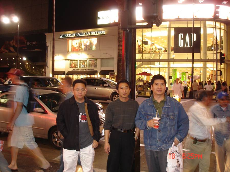 Foto dgn Keci, Irawan & Indra di salah satu jalan di Hollywood, LA.  18/11/2006
Keywords: Hollywood