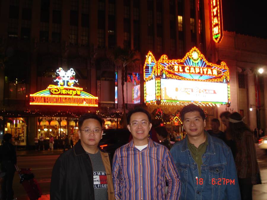 Berfoto bersama KeCi, PeiWen dan Indra di jalan daerah Hollywood. 18/11/2006
Keywords: Hollywood