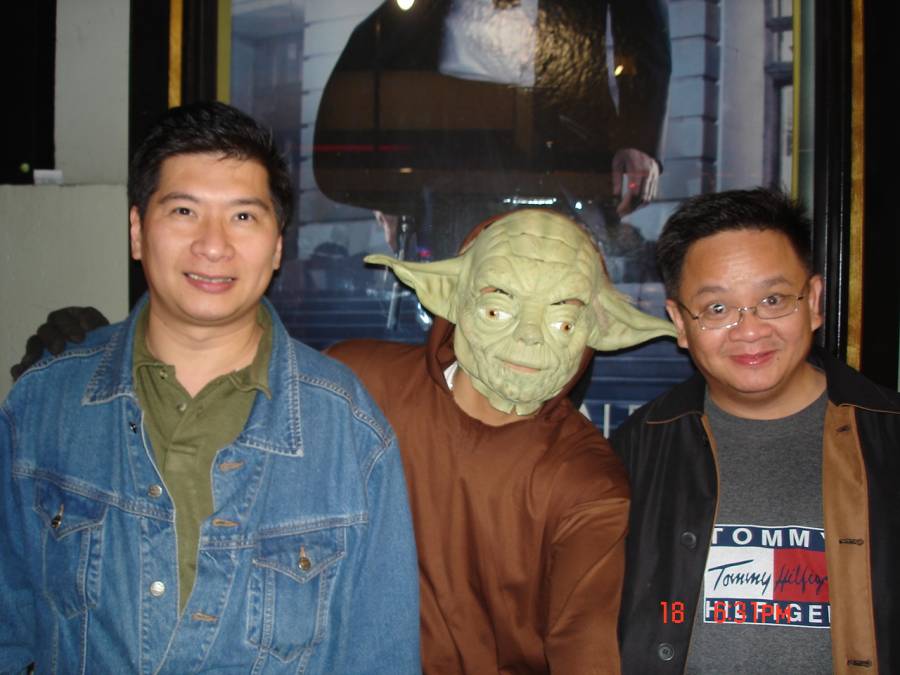 Foto bersama salah satu karakter Star Wars, samping kanan Keci.  18/11/2006
Foto bersama salah satu karakter Star Wars, samping kanan Keci.  
Awalnya kita pikir gratis, tidak tahunya si 'jelek' ini minta uang tip utk foto tsb. 18/11/2006
Keywords: Hollywood