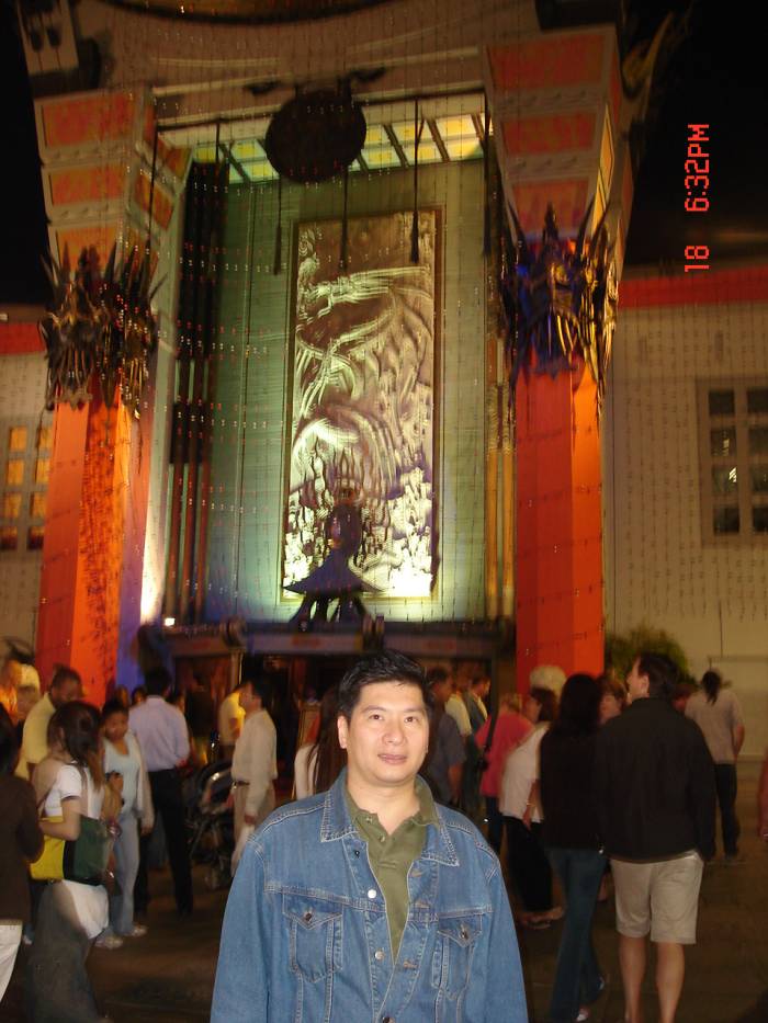 Di depan Chinese Teater, Hollywood.  18/11/2006
Chinese Teatre ini merupakan premiere movies show, di mana pada gala pertunjukan kebanyakan aktor/aktris pemainnya datang melihat.  Di halaman ini di lantainya banyak terdapat cetakan kaki dan telapak tangan aktor/aktris terkenal.
Keywords: Chinese Teatre