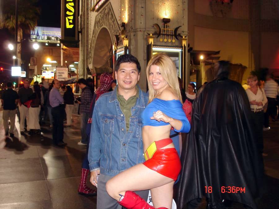 Bersama Supergirl di depan Chinese Teater, Hollywood, LA - 18 Nov 2006
Foto ini harus kasih tip $1 utk Supergirl. Chinese Teater ini tempat utk movie premiere, di mana film2 terbaru diputar di sini dulu pertama kali dan dihadiri oleh para artis/aktor yang memerankannya.  Di halaman depan teater tsb terdapat cetak tangan dan kaki/tanda tangan para aktor/aktris.
Keywords: Supergirl