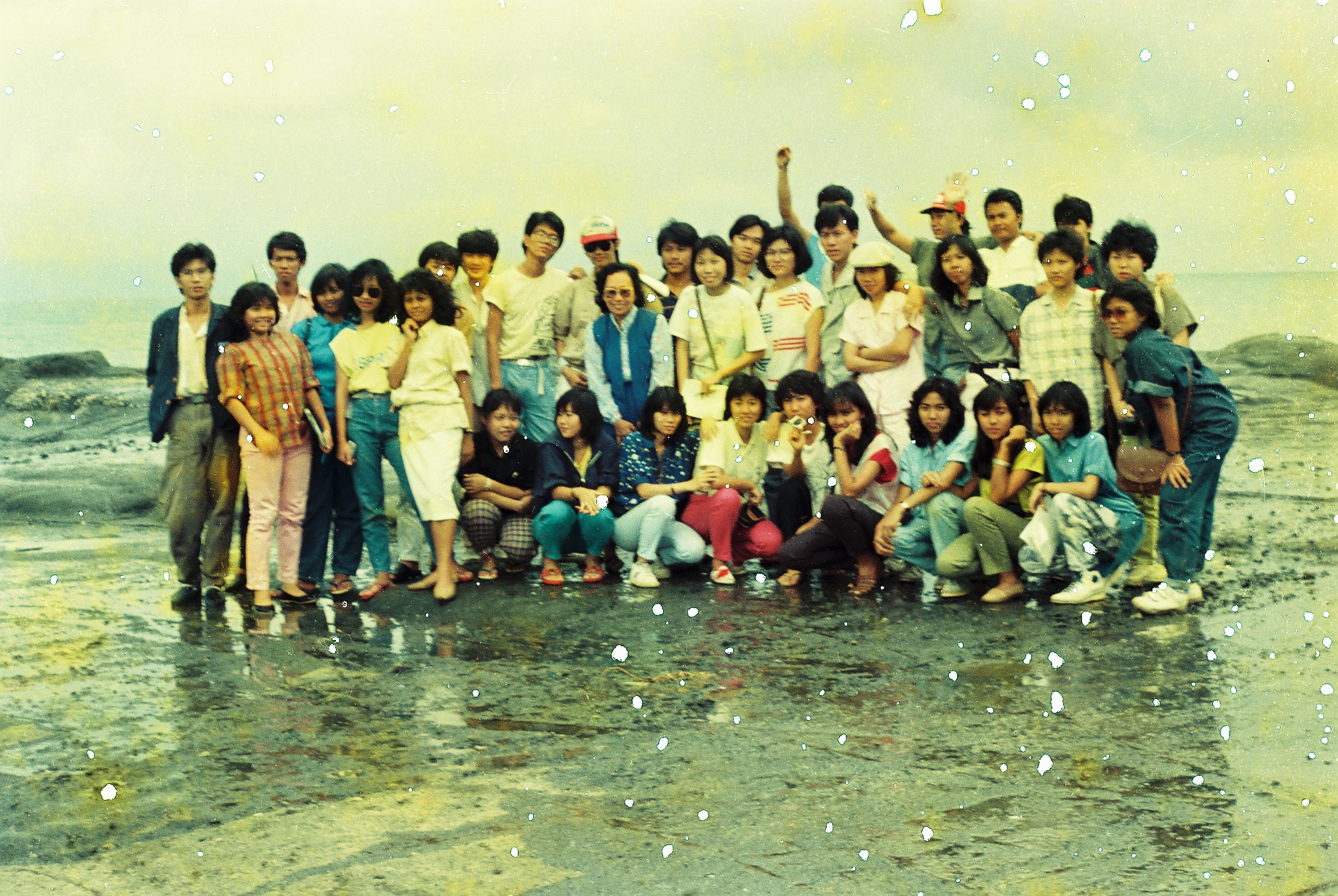 Indra - Foto sewaktu di Trisakti Tourism Academy, Jakarta
Ini foto bersama satu kelas di Pantai Anyer, Jawa Barat , periode 1986/87.
Saya berdiri paling kiri memakai Jas Biru, di sini ada teman kelas ex-K.Yusuf; Sunarto Sudarso (Cue) di berdiri di sebelah kiri cewe yg memakai topi putih.
Keywords: Akademi Pariwisata Trisakti