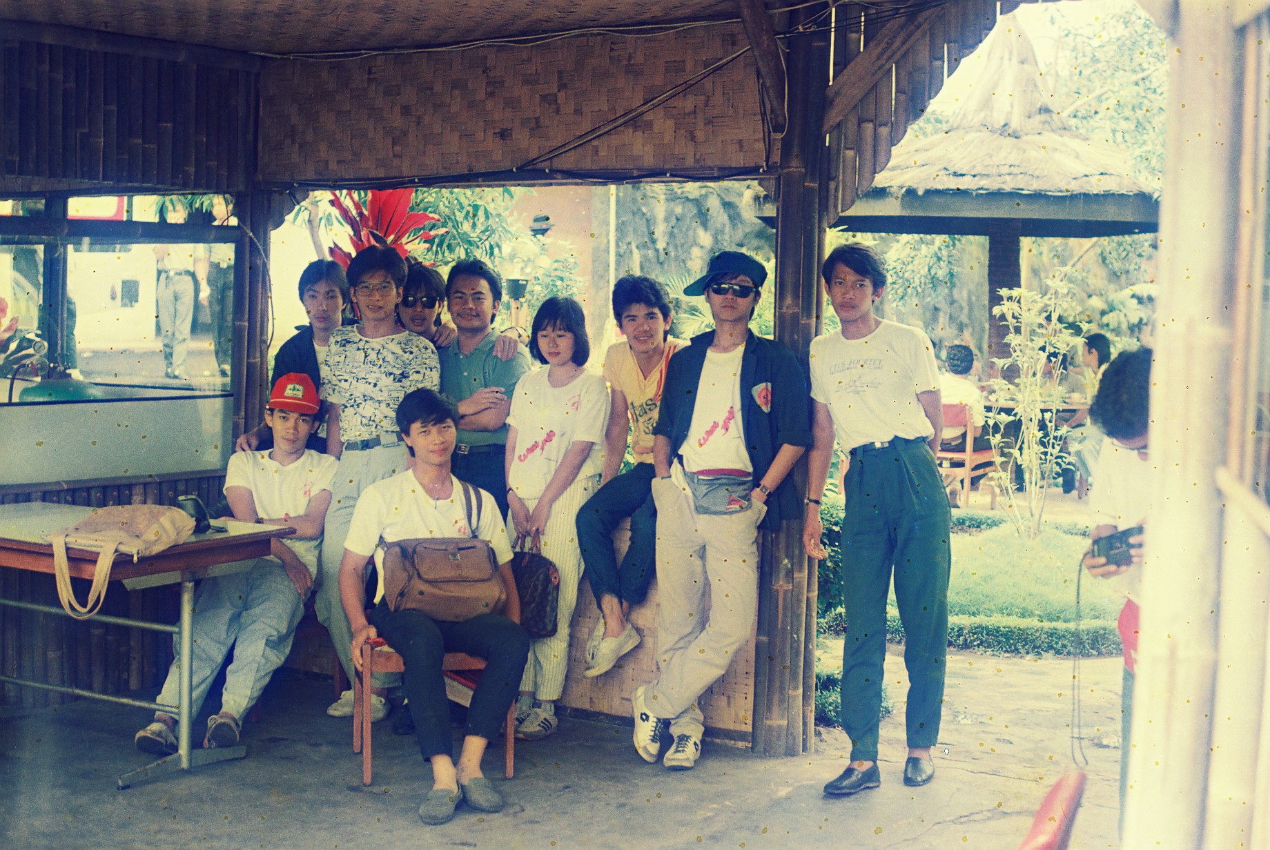 Indra - Foto sewaktu di Trisakti Tourism Academy, Jakarta
Ini foto diambil pada thn 1986/87, sewaktu Indra lagi di tingkat 1 di Akademi Pariwisata Trisakti. Ini foto bersama teman ketika sedang study tour di Jawa Barat.  Saya berdiri kedua dari kiri di barisan belakang (kaos putih) berkaca-mata.
Keywords: Akademi Pariwisata Trisakti