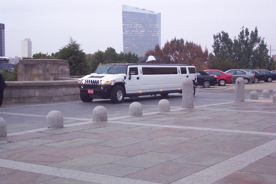 Versi Limousine dari Hummer      27 Oct 2006
Ini diambil di halaman Museum Philadelphia, ini mobil pengantin yang dipakai sepasang muda-mudi dalam mengambil foto2 di halaman museum tsb.
Keywords: Hummer