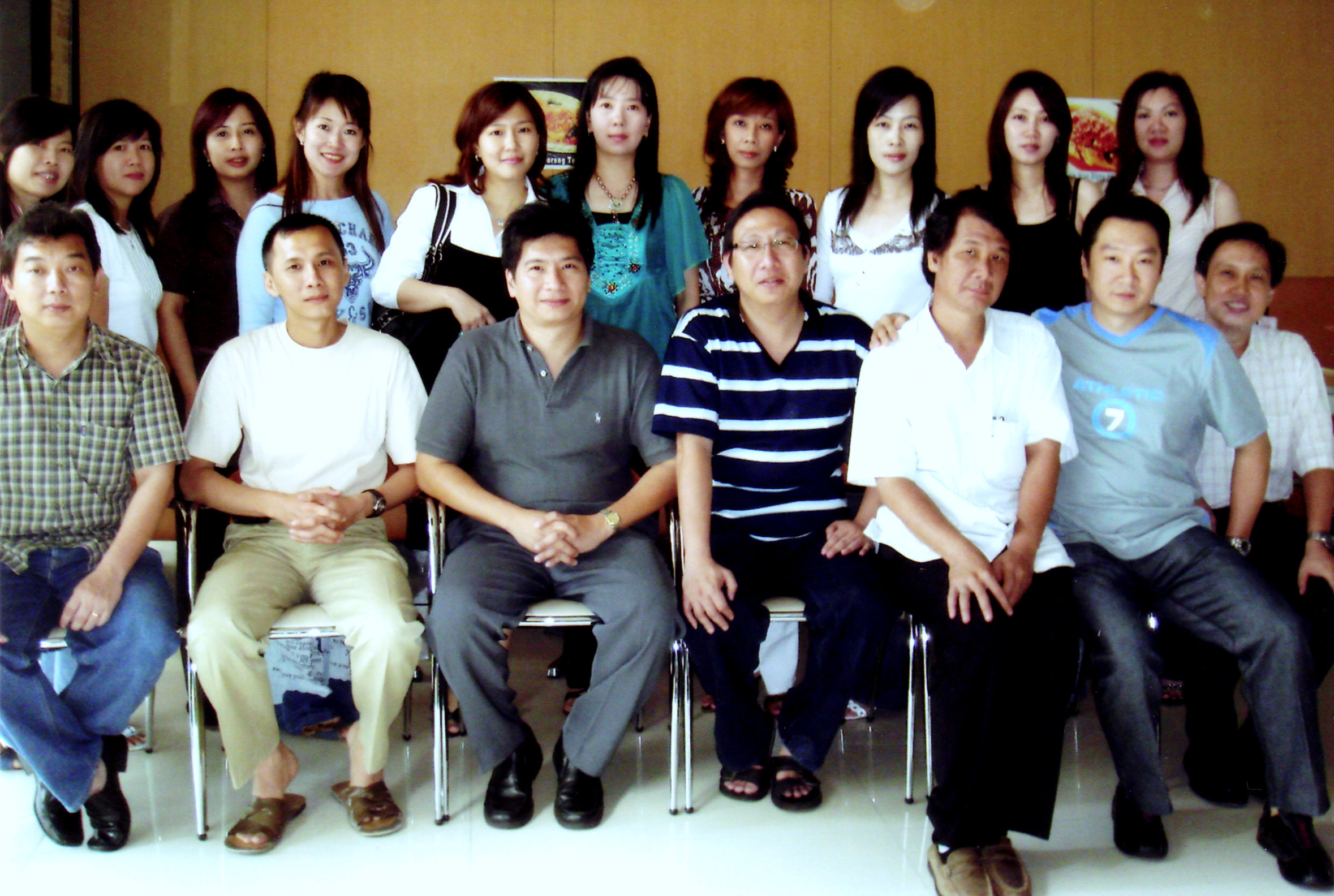 Foto bersama setelah Lunch di Resto. SKY, Muara Karang
Jan 20, 2007 - Lunch bareng2.
L-R (berdiri):Henny, Giok Kheng, Su Ching, Elly, Sin Fung, Lucy, Mimi, Hong Wie, Wie Min, Thing Thing.
L-R (duduk): Gani, Yang Nong, Indra, Effendi, Tung Siong, Sien Sin, Cun Bun
Keywords: Resto SKY, Muara Karang