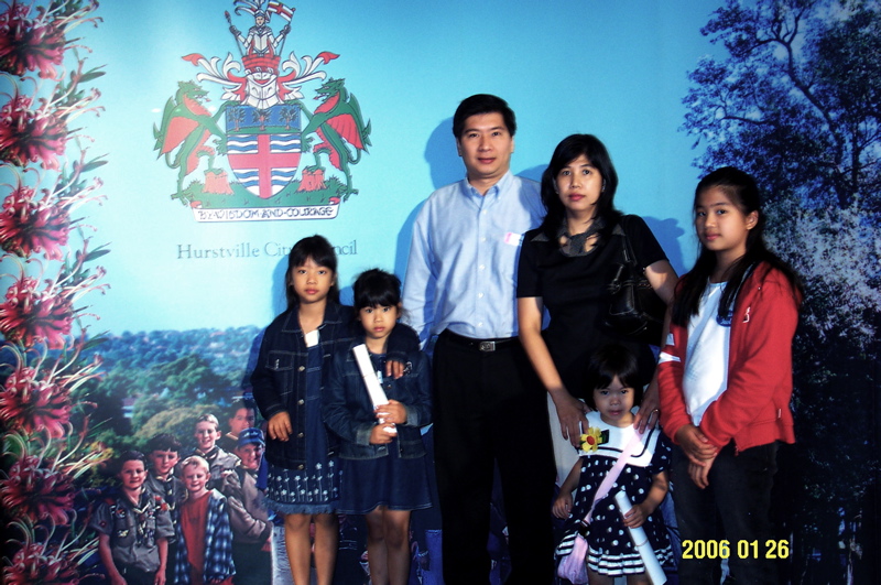 Indra - Foto Keluarga
Ini saya dan keluarga pada saat menghadiri Australia Day Celebration di Hurstville City Council, Sydney (26 Jan 2006)
Keywords: Indra and Family