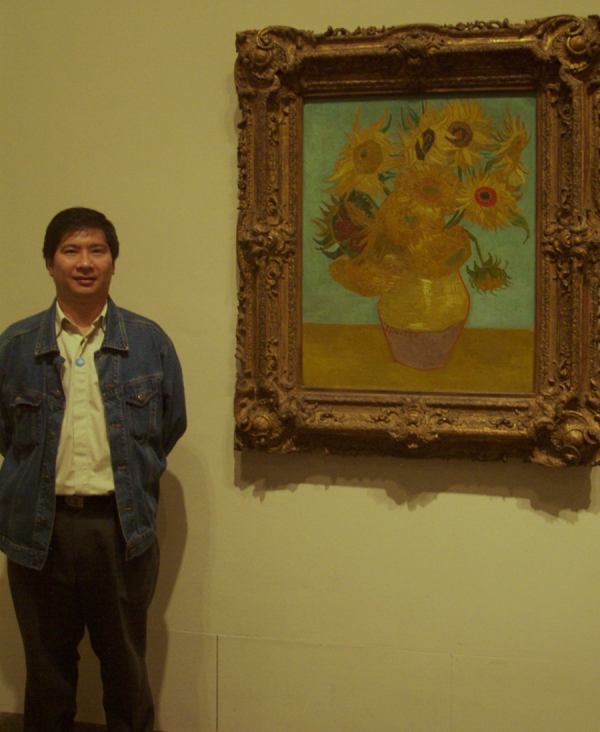 Standing next to Van Goth's Sun Flower Painting - 27 Oct 2006
One of the rare opportunity to see Van Goth's Sun Flower Painting (one of the most expensive art in the world, it worths over $50million US dollars) in Philadelphia Museum of Arts.
Keywords: Van Goth