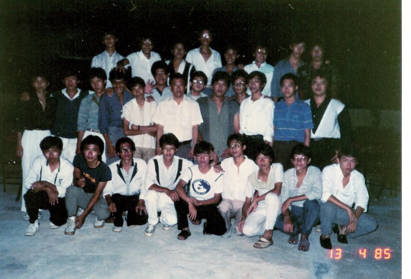 Reuni 3B di rumah Lim Siu Sien - April 1985
foto from Left to right 1 Row (dari bawah) :
Iwan Hartono; Bui Fuk ; Jin Fie ; Yong Kim Shiung ; Chung Sun Lien ;Irawan Gunawan (Akiun) ;
Suharmin ; Muliawan Lukman ; Alfian Sutanto.
2 Row ( ditengah ):
Oey wie Liong ; Kusuma ; Salimin ; Lie Kim Hon (Rudy Satria Mudali) ; Ali Sukamto ; Andry Widjaya ;
Pak Chandra ; Kusno ; Koko Mulyadi (yoyo) ; Rudy (A chiung) ; Kafi ; Rusman  ; Riky.
3 Row (Paling Atas) :
Yang Nong ; Tong Sen Fung ; Men Sin ; Nurlijan (Asun) ; Liong Cong Sin ; Tarno Alianto ;Yong Phan Ling ;
