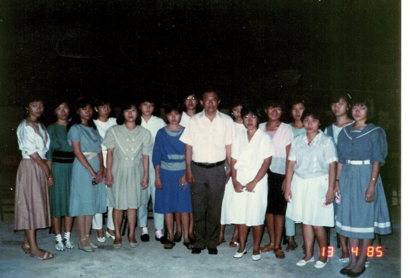 Reuni anak kelas 3B - April 1985
Reuni di rumah Lim Siu Sien.
Tampak ex-wali kelas 3B  Pak Tjandra di tengah.
From Left to Right :
Fenny Leslie ; Aida ; Lie Yetty Sutedja ; Rita Wijaya ; Tjai Ming ; Lim Suan Hun ; Lim Siu Sien (Teresiana Lim) ;
Wong Tek Lie ; Pak Chandra ; Lie Hun ; Ching Ching ; Liu Liana ; ?? ; Minani ; ?? ; Eliwati .

Keywords: Reuni di rumah Lim Siu Sien