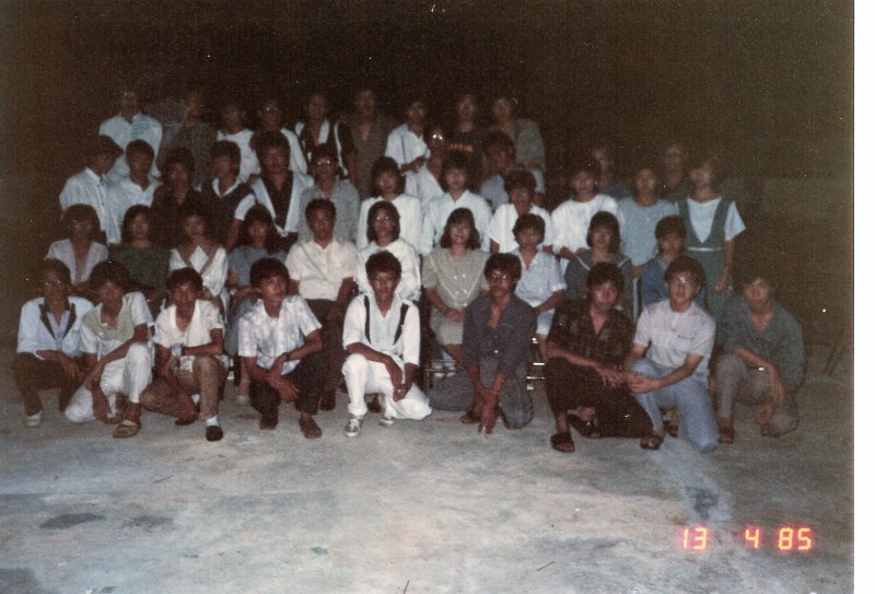 Reuni kelas 3B
From L-R , dr bawah row 1: Jin Fie ; Suharmin ; Ali Sukamto ;  Yang Nong ;  Kim Shiung ;  Kim Hon ;  In Siung ; Kusno ; Phan Ling .
row 2 : Liu Liana ; Aida ; Fenny Leslie ; Lie Yetty ; Pak Chandra ; Wong Tek Lie ; Tjai Ming ; Minani ; Ellywaty ; Lim Siu Sien .
row 3 : Kafie ; Alfian Sutanto ; Oey Wie Liong ; Kusuma ; Ricky ; Muliawan  ; Rita Wijaya  ; Lim Suan Hun ; Ching-Ching ; Lie Hun ; ?? ; Khow Wie Min.
Keywords: Reuni 3B