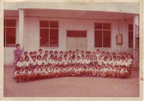 SD Kelas 2A - 1975
SD Kelas 2A pagi, Wali kelas Ibu Lie
