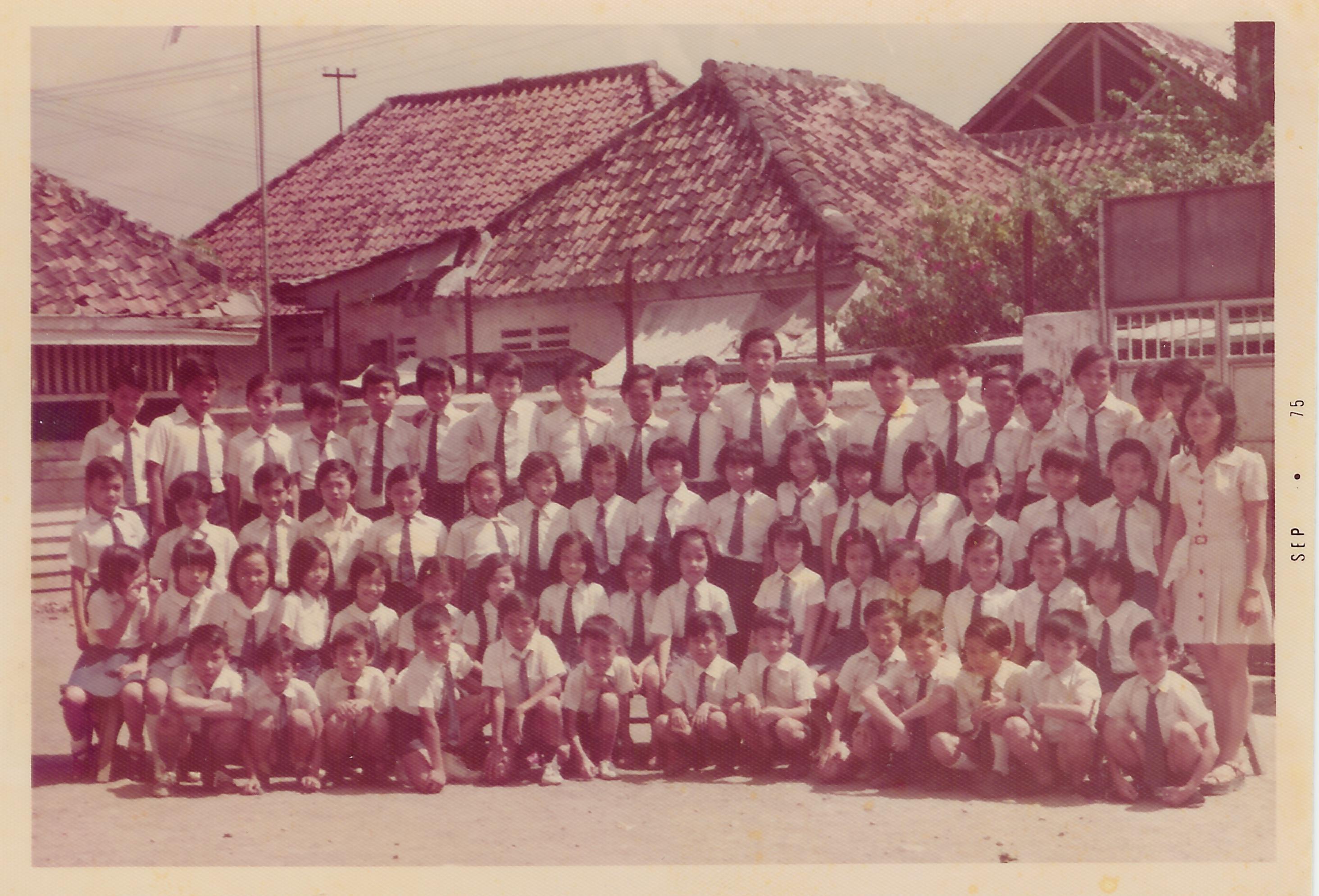 SD KY Sep 1975
SD KY  Sep1975 dengan wali kelas Ibu Chen.
Lapangan Basket Ball SKY belum ada waktu Itu.

Ini kira-kira kelas 2 SD.   Siapa yang masih mengenali wajah-wajah mungil nan lucu ini ?
Keywords: SD KY