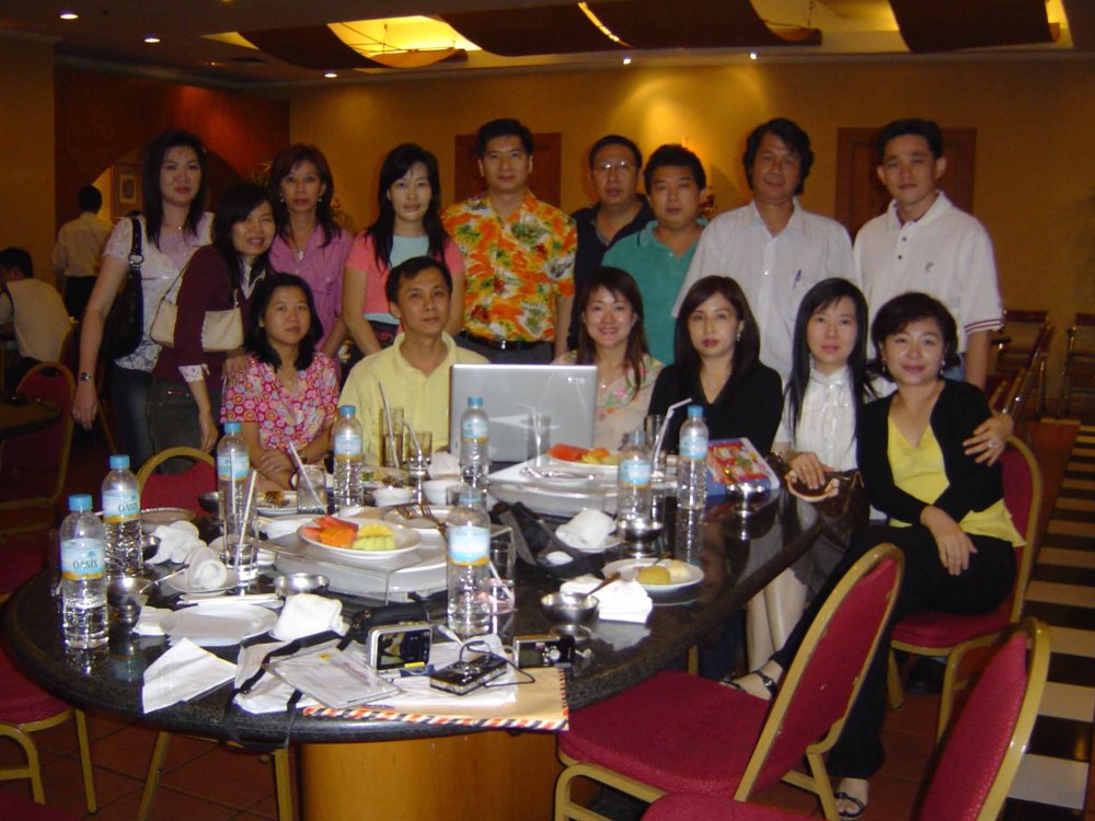 Foto Bersama setelah selesai makan
L-R (berdiri): Thing2, Henny, Lina (Mimi), HongWie, Indra, Effendi, Gani, TungSiong, AnYan
L-R (duduk): Giok Kheng, Yang Nong, Elywati, Suching, Lucy, Fenny Leslie
