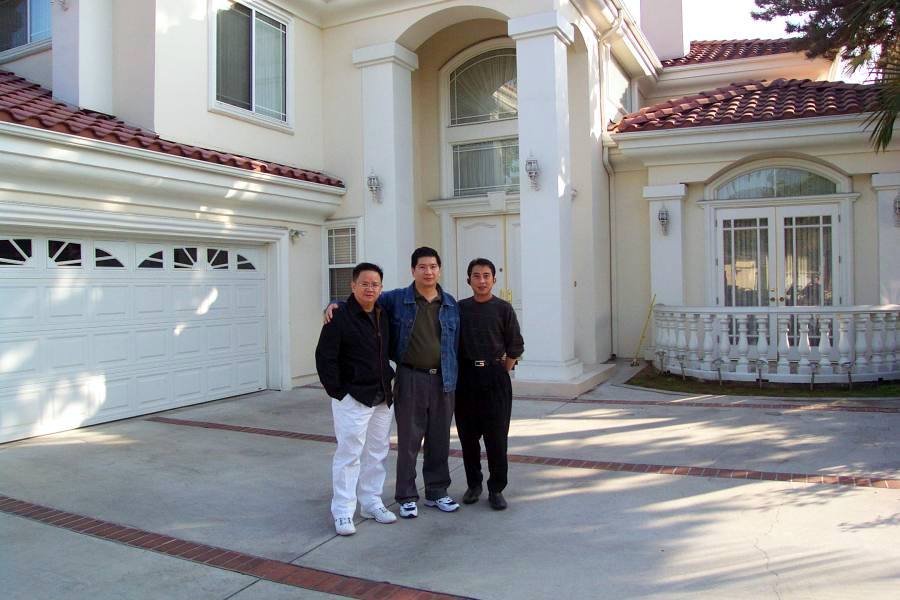 Berfoto di depan rumah Irawan(Akiun) di Temple City, LA. 18/11/2006
L-R: Keci, Indra, Irawan
Keywords: Temple City