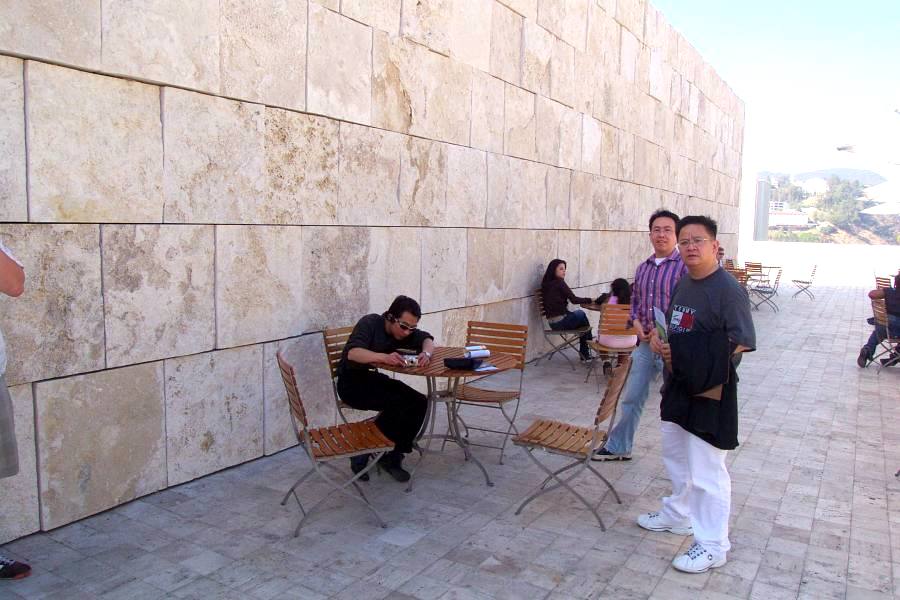 Akiun lagi tuning camera utk foto bersama di depan Getty Museum. 18-11-2006
Keywords: Getty Museum, Akiun, Irawan, Michael