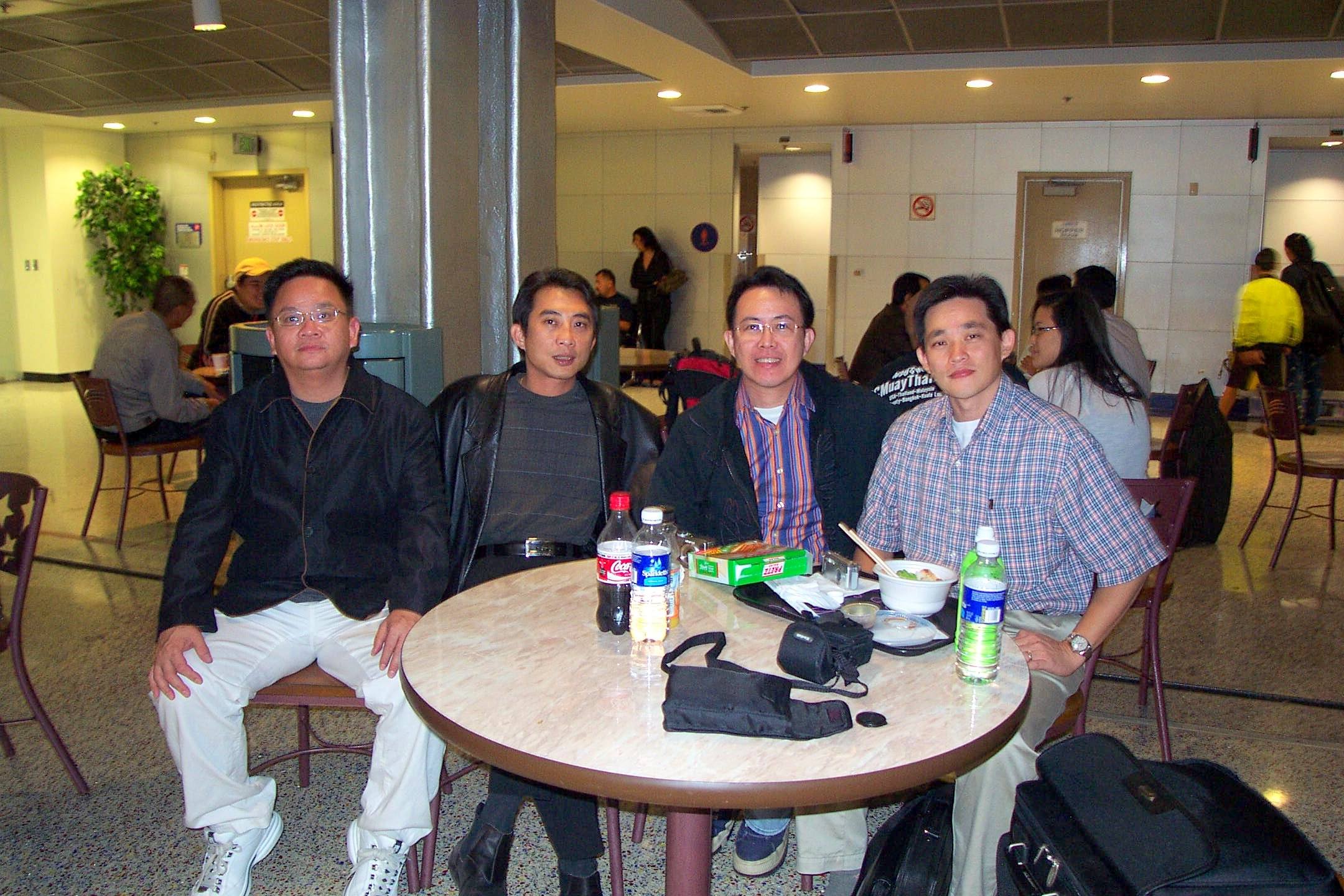 Foto bersama Anyan di LA Airport.  18-Nov-2006
Kita bertemu dengan Anyan di airport yang baru pulang dari San Diego via LA menuju Jakarta.
Keywords: Anyan, LAX, LA Airport