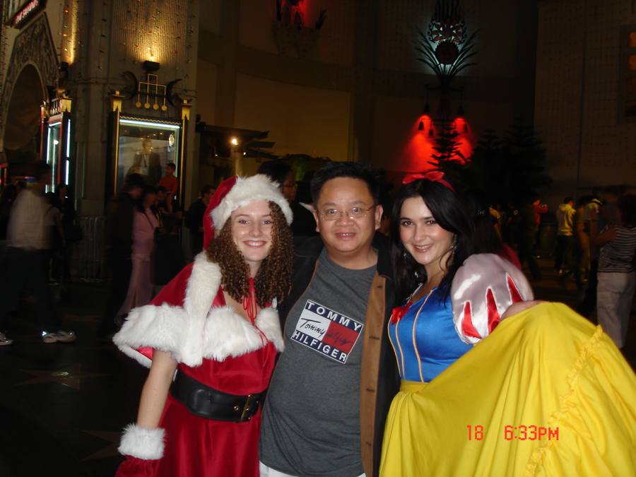 Keci berpose bersama Snow white dan Santa Girl di Hollywood, 18 Nov 2006
Keywords: Keci, Hollywood, Snow white