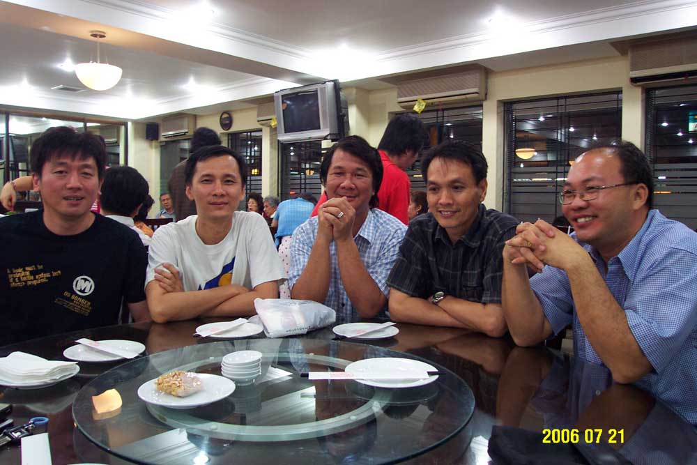 Dinner dengan Akwet Dkk
L-R: Benny (Akwet), Yang Nong, Tung Siong, Tek Khiong (Andry), Sukardian (Ahin)
Keywords: Akwet