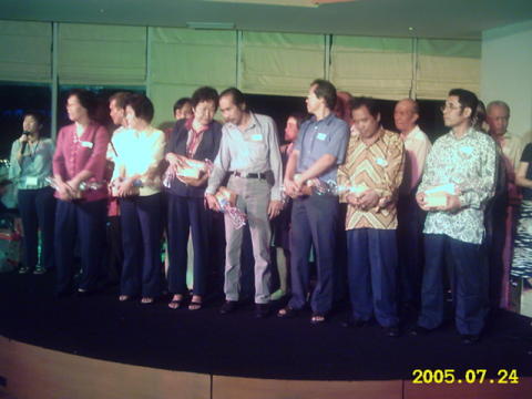 Foto Reuni SMP Kristen Yusuf July 2005
Ini adalah foto dari para ex-guru atau guru yang dulu/masih mengajar di SMP Kristen Yusuf.  Dari Kiri ke Kanan adalah sbb:
(.....please bantu diisi nama2 guru2 tsb..)
Keywords: Foto Guru