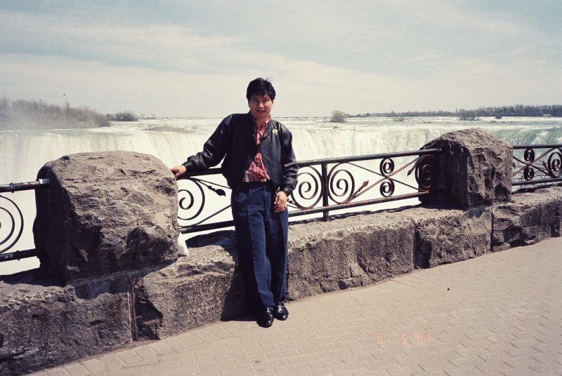 Indra mengunjungi Niagara Falls - 1997
Foto ini sangat berkesan krn di belakangnya adalah air terjun terbesar di dunia, Niagara Falls dekat Toronto, Canada. Pada kunjungan kerja di Chicago, saya sempat mampir melihat-lihat Toronto, 1.5 jam terbang jauhnya. Tapi Jkt-Chicago perlu 22 jam penerbangan yg melelahkan.
