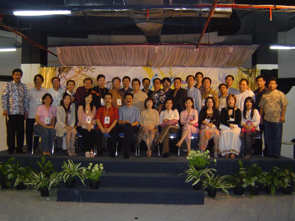 Reuni 15/7/2006
Foto bersama panitia reuni 15/7/2006.
Ibu Jasmin Lantang (Kepala sekolah Kristen Yusuf) duduk di tengah-tengah, sebelah kiri duduk Rusdi Kirana (Presdir Lion Air) dan disebelahnya Rusdi tampak Hoky Sugiharto kakaknya Hong Wie (yang duduk pas di sebelah kiri Hoky).  
Gani Fiandi berdiri paling kanan dengan memakai kaos bercorak warna coklat muda.                 
