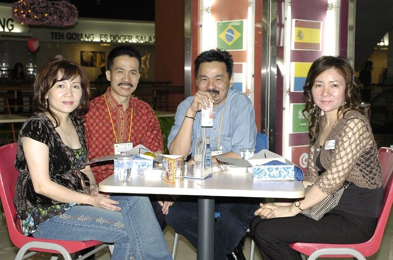 Dua bidadari (kata Hoky)
L-R: Sherly Kendro (angkatan '84) dari Atlanta, Hoky ('79), Rusdi Kirana ('80) dan Monica
