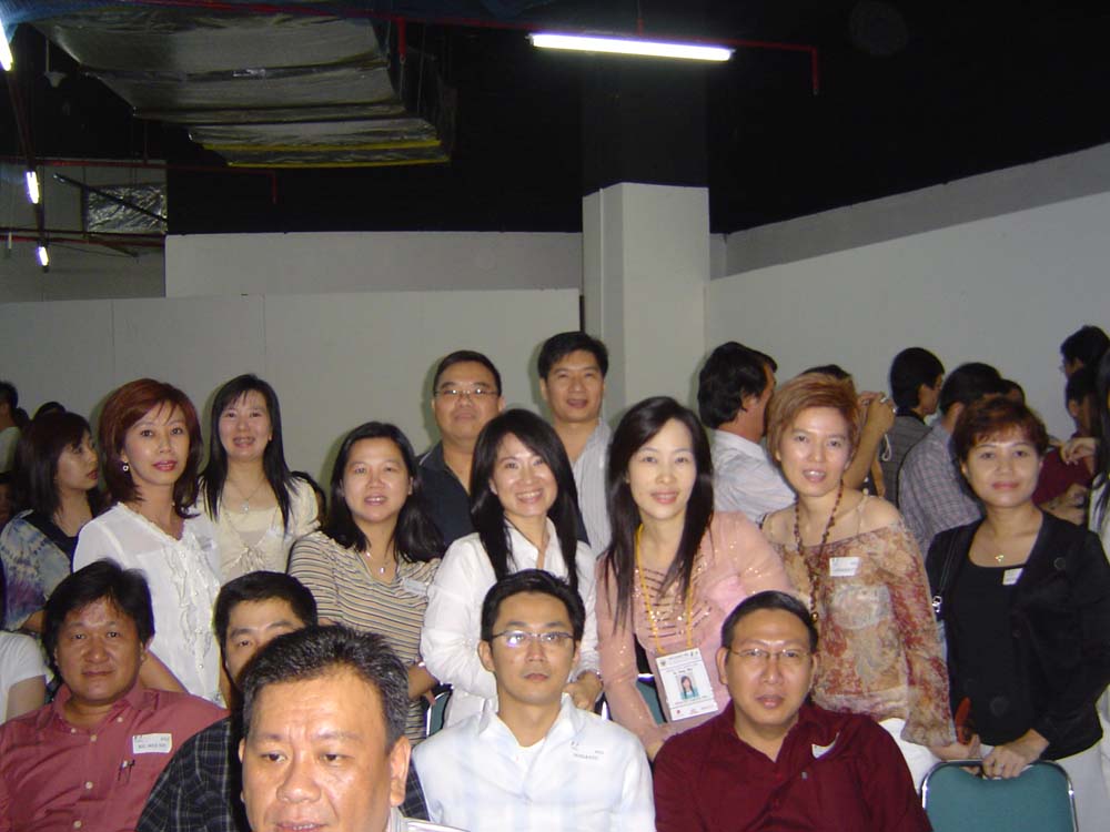 Reuni 15/7/2006
L-R (muka): Mensin, Wie Liong (di belakang Kokoh Muljadi), Kokoh, Sugianto, Effendi
L-R (berdiri): SuChing, Lina (Mimi), Lucy, Giok Kheng, John Hartono, Yen Tin, Indra, Hong Wie,
                  Lindawaty, Swani         
