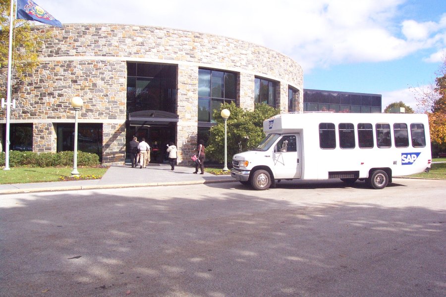 Ini office tempat saya training  -  23/10/06
Kita harus naik bus dari satu gedung ke gedung yang lain di dalam komplex yang besar (300 acres)
