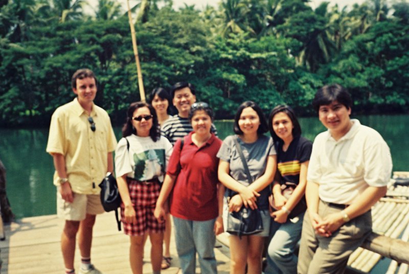 Indra - Lagi Piknik dengan teman-teman di Manila, Philippines (1998)
Ini foto bersama dengan beberapa teman dari Singapore, Phillipines, tempatnya kalau tidak salah di Villa Escudero, 2.5 jam kendaraan dari Manila.
