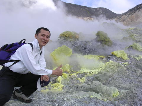 Di Gunung Papandayan Garut - kawah belerang
Di Gunung Papandayan Garut - kawah belerang. Hati-hati terbakar !
