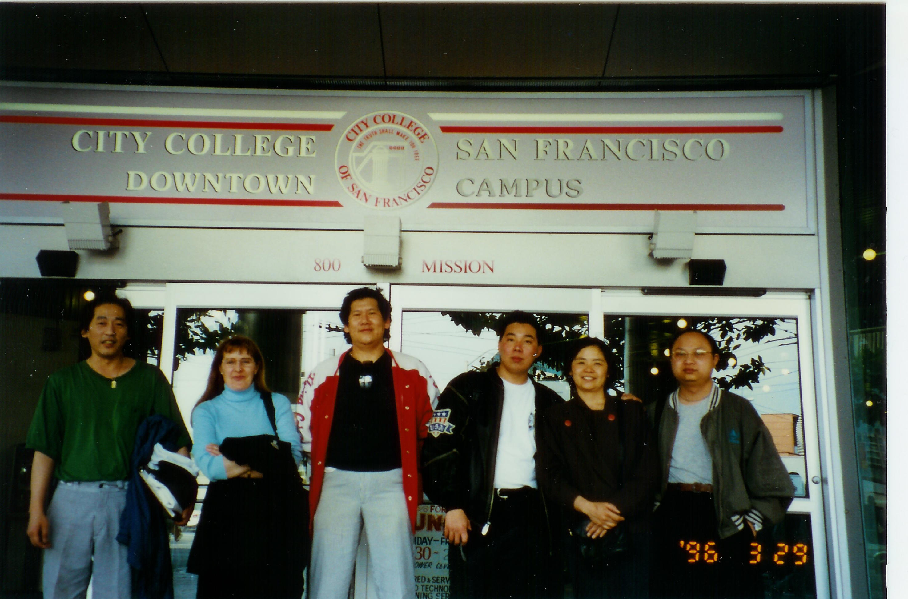 Foto didepan campus bersama teman -teman  setalah selesai kuliah.
