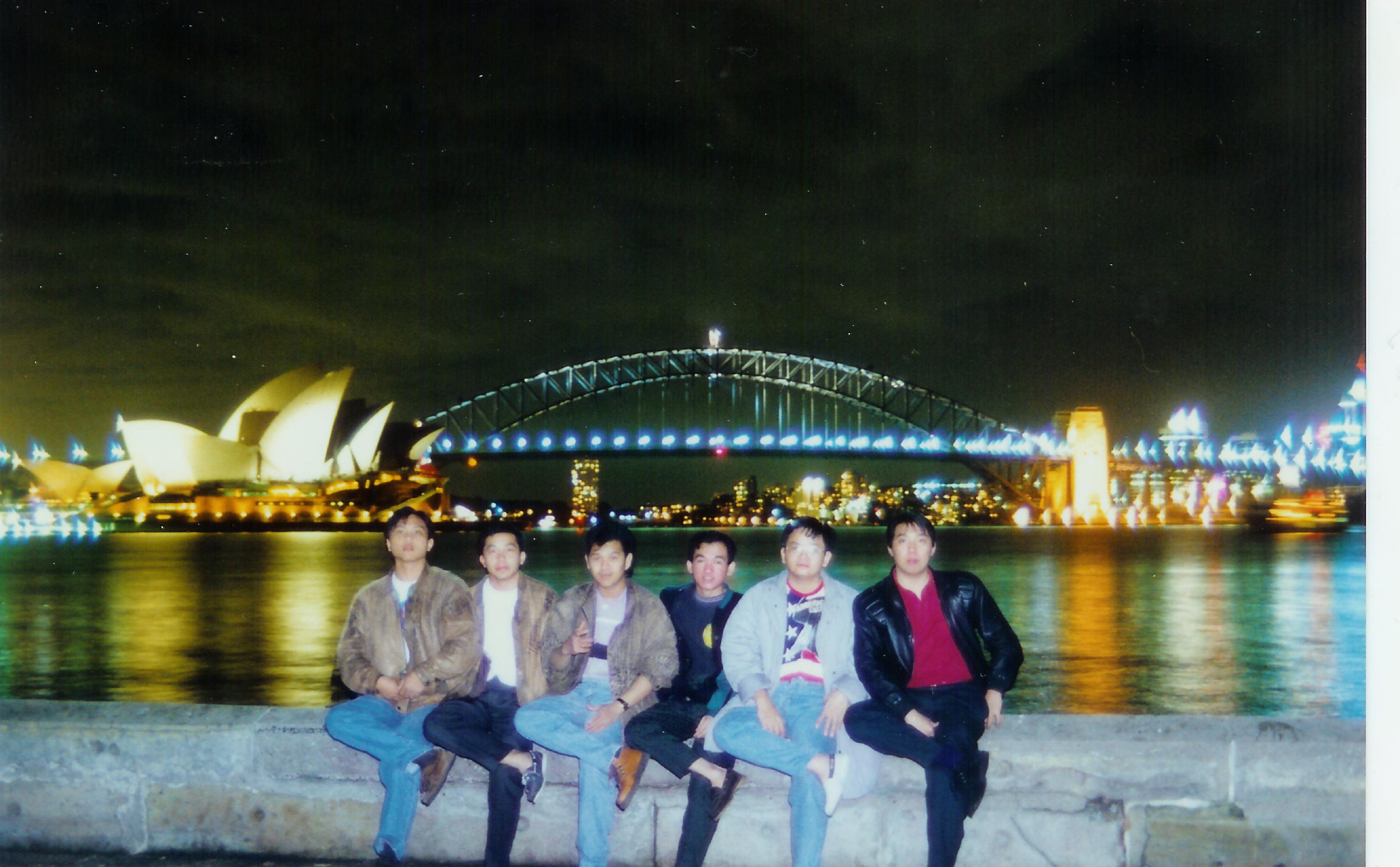 Foto bersama teman-teman dari Indo ( teman dr SKY dan SMAN 19 dan teman ngumpul)
dari L - R  ( Welly ; Gery ; Ajung ; Alien ; Ket Tjie ; In Siung )
