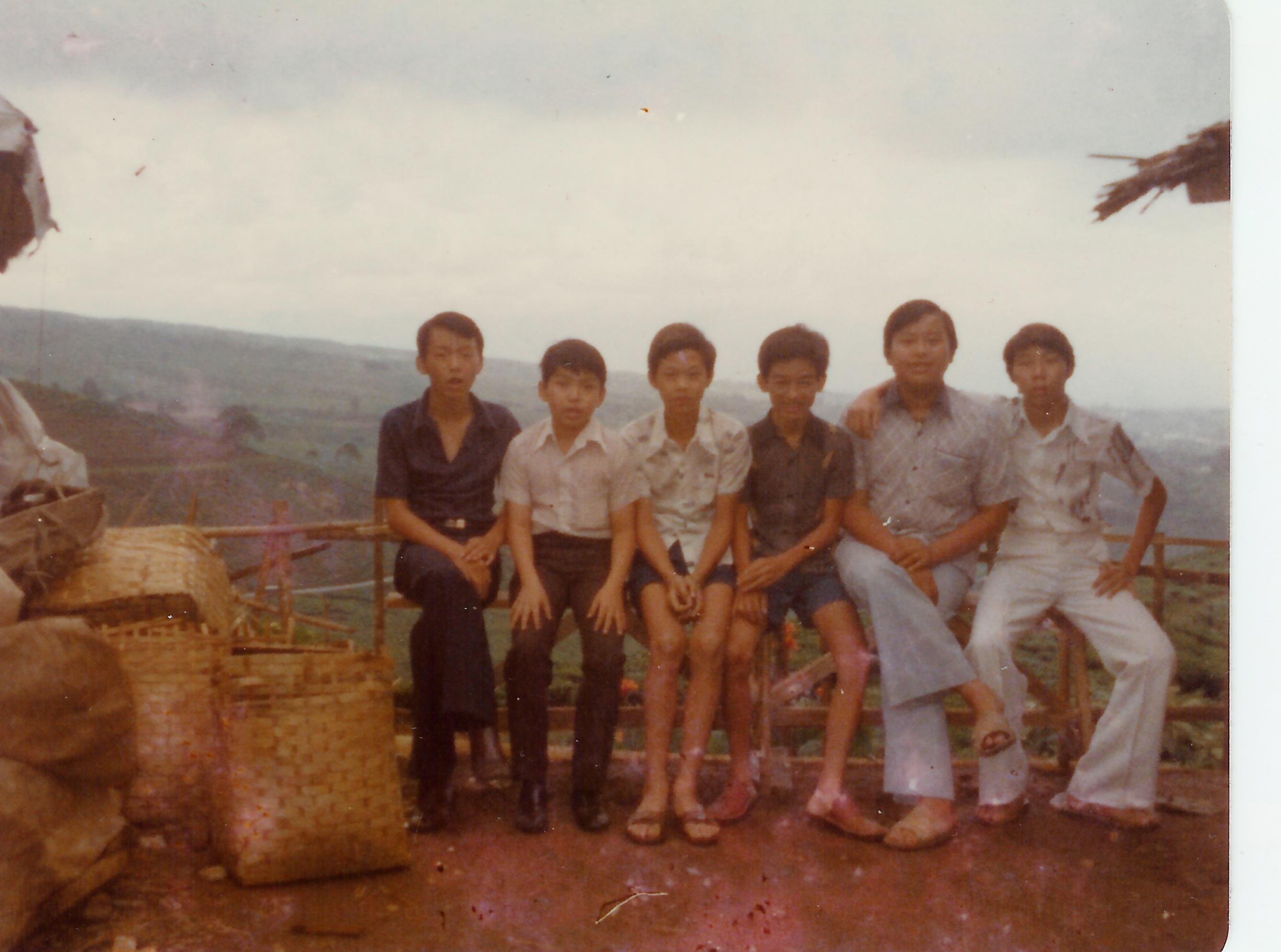 Foto bersama waktu di Puncak
Dari L - R  ,  Alfian Sutanto ; Adiknya Alfian S ; Young Kim Shiung ; Tjoeng Sun Lien ; Koko Mulyadi (yoyo) ; Lie In Siung .
