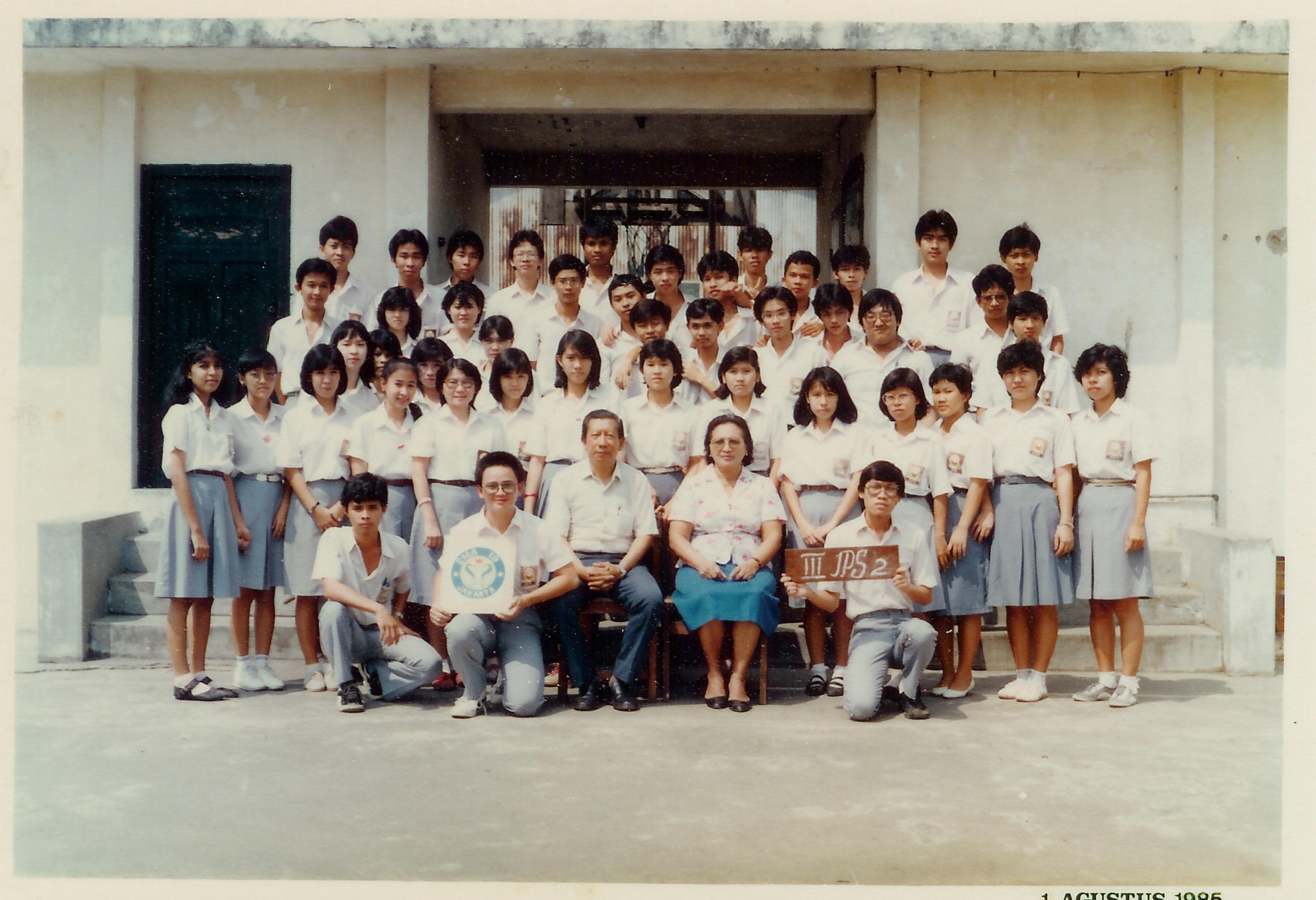 SMAN 19 Thn 86
Foto bersama dengan teman-teman sekelas dan wali kelas, 
diambil di lantai III sekolah ,tepatnya dilapangan olah raga.
Apakah ada yg masih ingat ada beberapa wajah Ex-SKY di sana ???
4 ex-sky  ( Mie Lay /Samuel Santoso ; Ong Chie Tjien ; Lie In Siung ; Sarinah )
