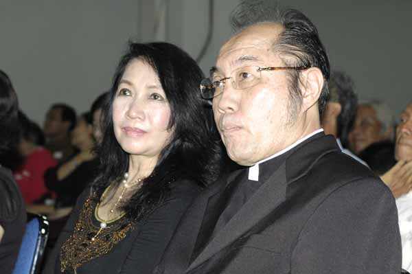 Pdt.Abdiel Halim & Istri
