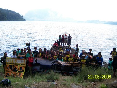 Gunung_Tujuh_Lake_side.jpg