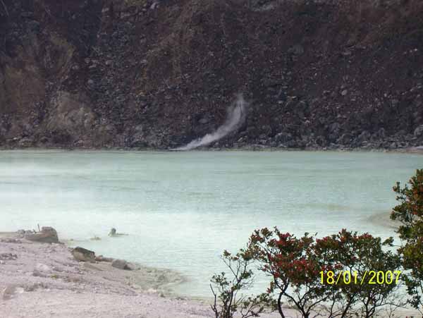 Kawah Putih Ciwidey dari jalan masuk
